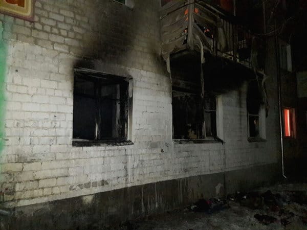 В Северном микрорайоне Свободного на первом этаже пятиэтажки полностью выгорела квартира