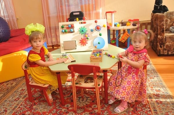 Две сестрёнки Анечка и Настенька мечтают о заботливых родителях