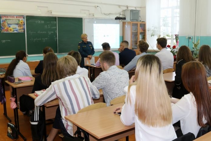 В школе прошло занятие. Урок в школе длится. Уроки безопасности в Амурской школе.