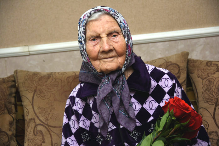 Бабушка живая. Бабушка живет. Бабушка живет в Мартене. Бабушка живет в Москве.