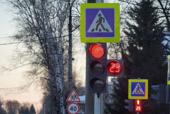 Светофор карагай. Светофор Калининград. Перекресток со светофором. Перекресток светофор Новопокровский. Боровск перекресток светофор.