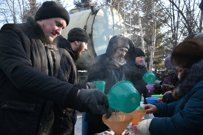 Когда в храме на крещение набирают воду