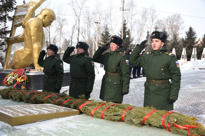 Участвуют в свободном. День защитника Отечества мемориал. Монумент славы землякам-героям Шумерля. Батырево монумент славы 2018. Путин монумент славы.