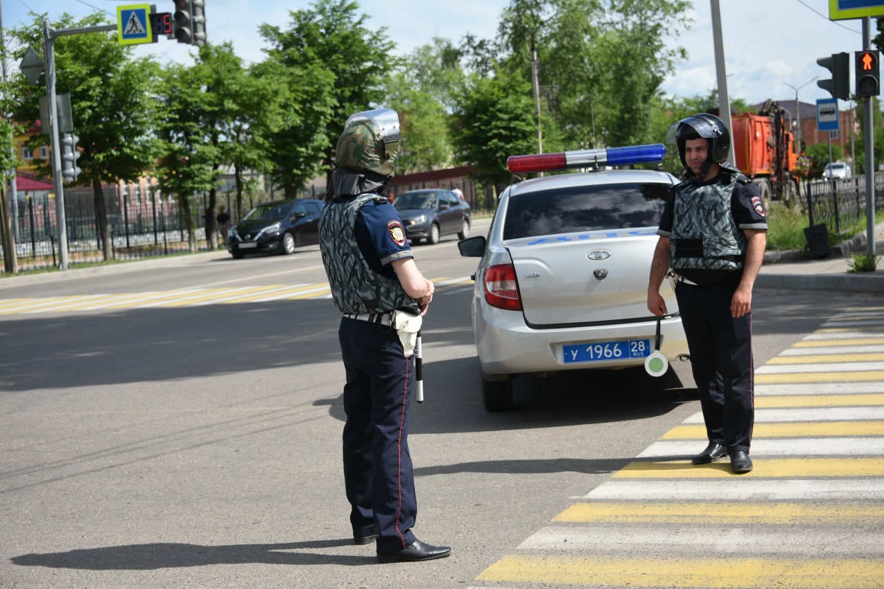 Случай в свободном. Полиция в центре города. Через полиция. Полиция на стройке. Фальшивая полиция.