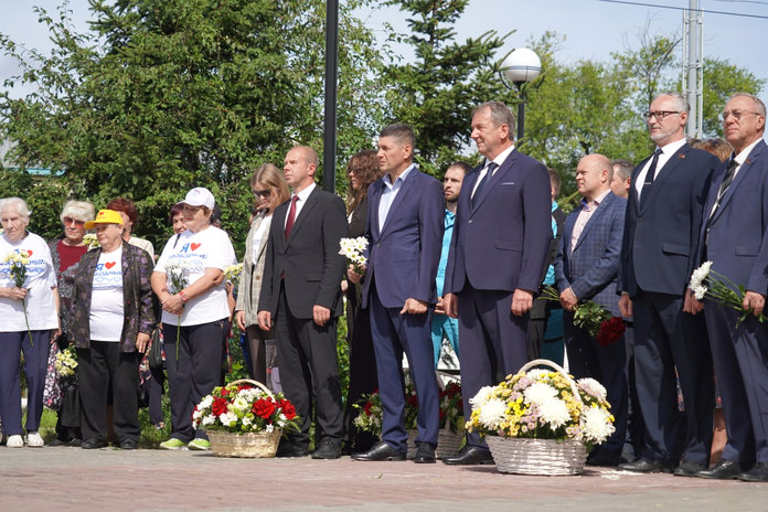 Рисунки возложение цветов к обелиску