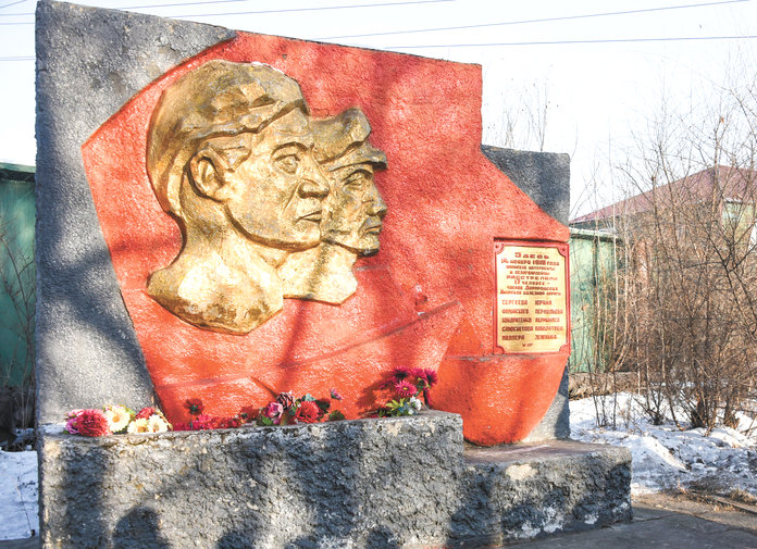 Зейские огни свободный. Памятник свобо д ный человек. Памятник героям-школьникам. Памятник у дороги. О чем молчат обелиски.