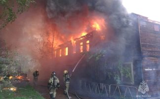 Трое жителей деревянного барака в Тынде погибли при пожаре