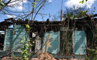Пенсионерке из Свободного надо помочь отстроить дом после пожара